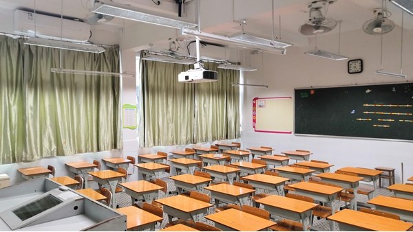 用教室护眼灯改善中小学校教室照明，已成为近视防控重要手段