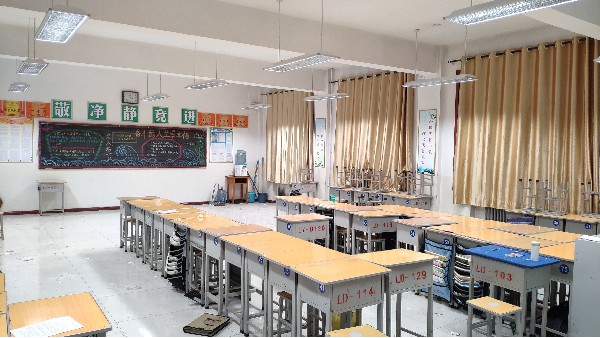 近视超<i style='color:red'>6亿</i>上热搜！教室照明改造只是“新灯换旧灯”？