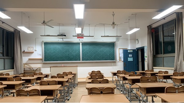 教室普遍使用频闪的荧光灯对青少年的眼睛有什么危害？