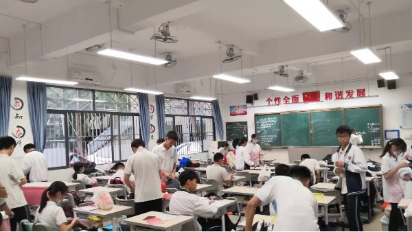 教室照明升级<i style='color:red'>led护眼教室灯具</i>，呵护孩子们的视力健康