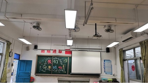 华辉打造护眼舒适的教室照明光环境，有效预防孩子们近视