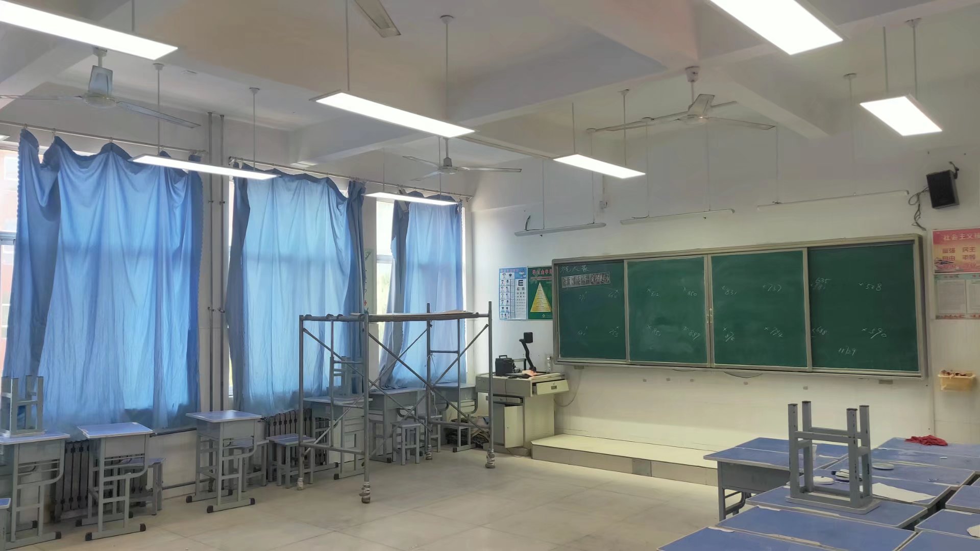 华辉教育照明用心呵护学生双眼，<i style='color:red'>led护眼教室灯具</i>改善照明环境