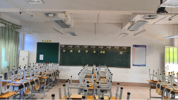 学校要提供教室优质照明光环境，才能有效呵护学生的视力健康