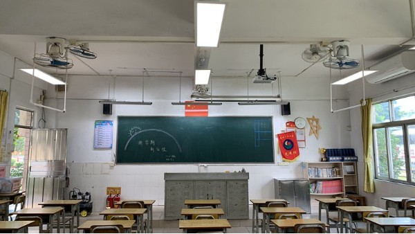 2023年前中小学校都要换成专用教室护眼灯吗？华辉教育照明告诉您~