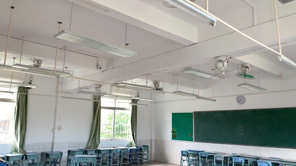 不良的教室照明环境是导致中小学生视力下降的重要原因之一