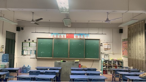 教室照明<i style='color:red'>改造后</i>，灯光明亮了，但是灯光很柔合，不刺眼