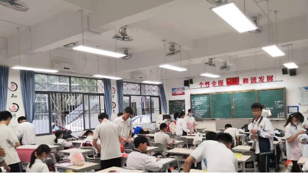 中小学生怎样预防近视呢？近视防控不可忽视的是教室照明