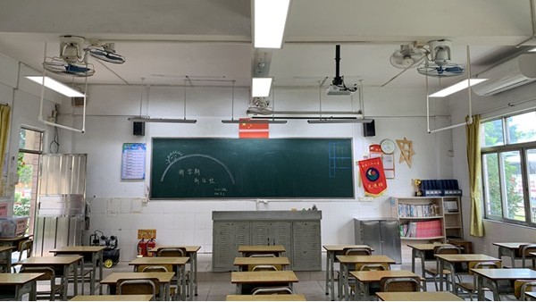 教室照明改造后，灯光变柔和了，对孩子们预防近视更有效了