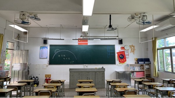 教室照明<i style='color:red'>改造后</i>，灯光变柔和了，对孩子们预防近视更有效了