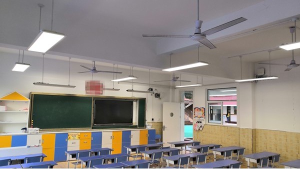 中小学校教室的灯一般是什么灯？教室照明要符合国家标准