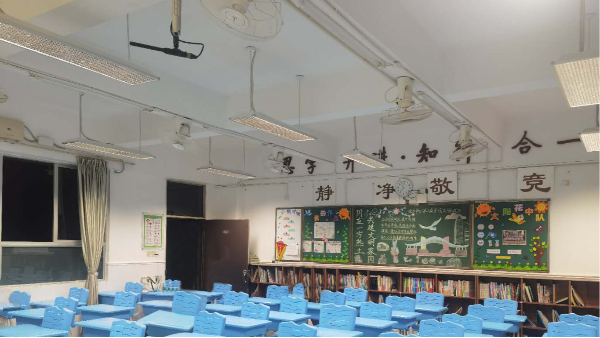 华辉照明营造符合国家标准要求的教室照明，有效降低学生近视率