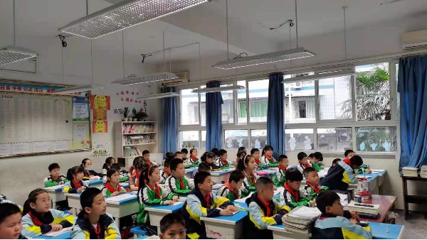 <i style='color:red'>十大教育照明品牌</i>——华辉教育照明，为学生打造教室优质照明光环境
