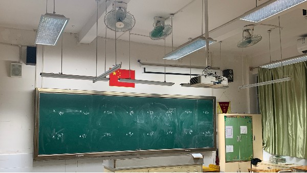 呵护“<i style='color:red'>心灵的窗户</i>”，改善教室照明防控儿童青少年近视