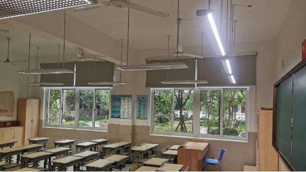中小学生在符合国家标准要求的教室照明下学习，有效预防近视