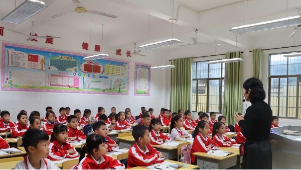 维格教育照明，<i style='color:red'>教室护眼灯</i>，打造健康学习环境！