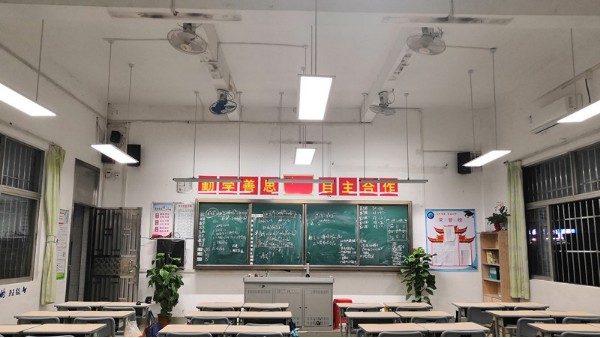 <i style='color:red'>led护眼教室灯具</i>是如何呵护学生的视力健康？有效预防近视