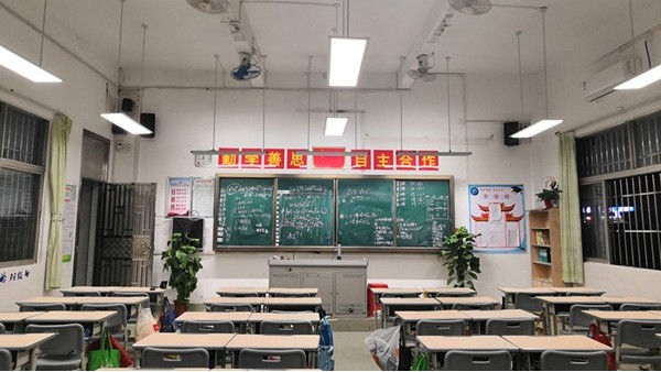 华辉教育照明led护眼教室灯具有效解决眩光、蓝光、频闪等问题