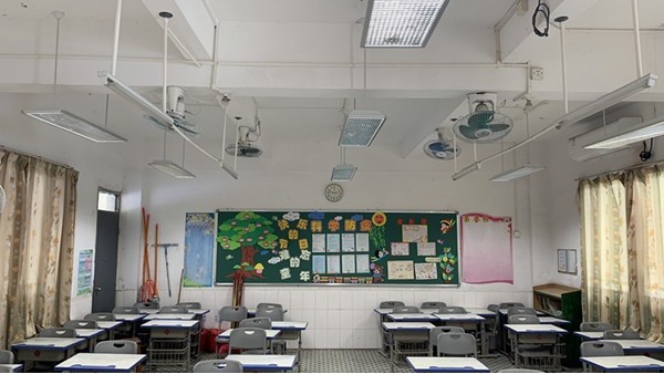 华辉护眼灯具有无频闪、防眩光等优势，打造教室优质照明光环境