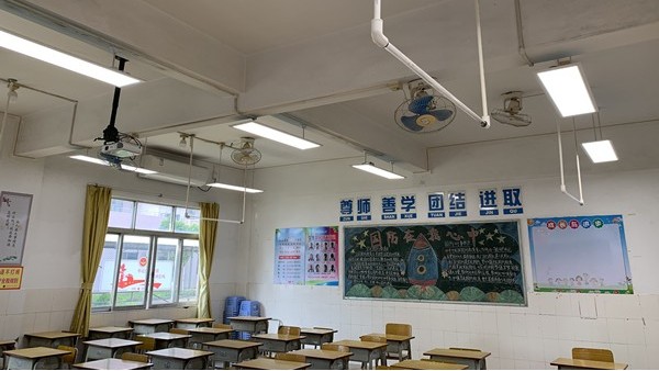 教室灯变柔和了，学生的眼睛舒服了！教室照明改造有效预防近视