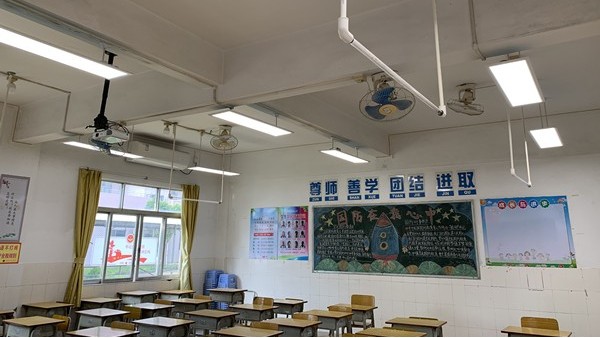 教室灯变柔和了，学生的眼睛<i style='color:red'>舒服</i>了！教室照明改造有效预防近视