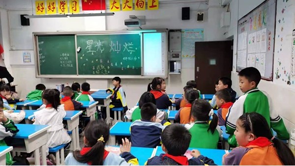 学生“小眼镜”呈低龄化趋势，华辉教育照明助力教室照明保护视力